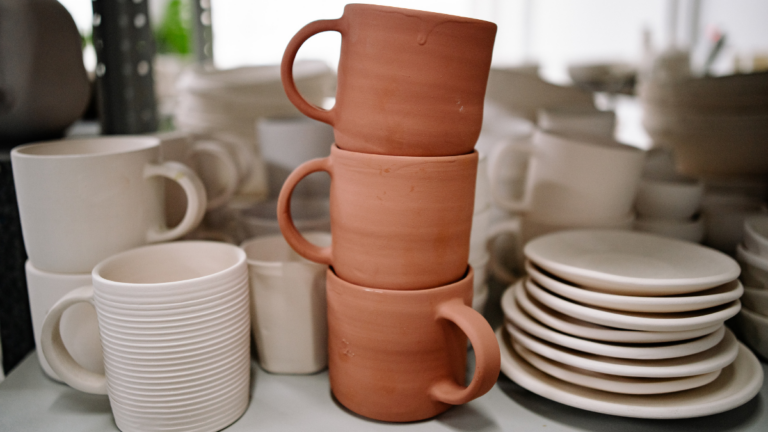 Qual a diferença entre porcelana e cerâmica?